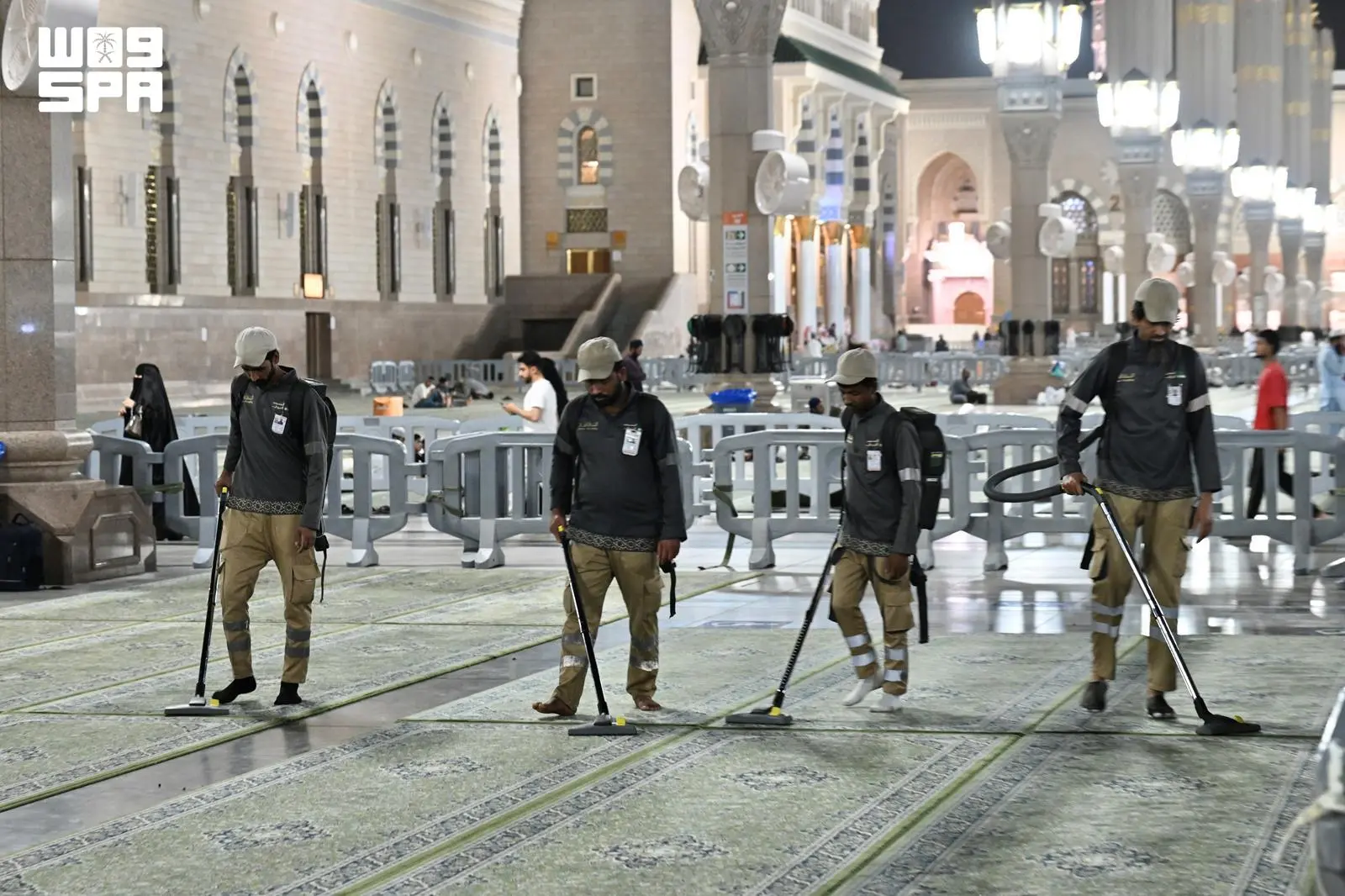 المسجد النبوي يستقبل المصلين والزوار وسط منظومة خدمات متكاملة
