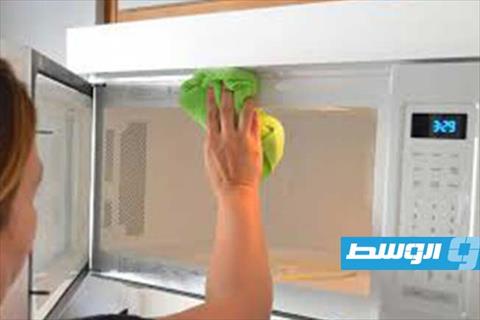 طريقة سهلة للتخلص من الدهون داخل الميكروويف وإعادته كالجديد