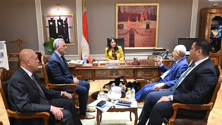وزارة الإسكان تناقش مع أميا باور مشروعات تحلية مياه البحر حتى 2050 بنظ