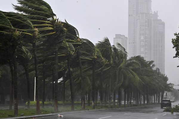 الصين تجلي عشرات الآلاف وتعلق الدراسة والإنتاج ببعض المدن