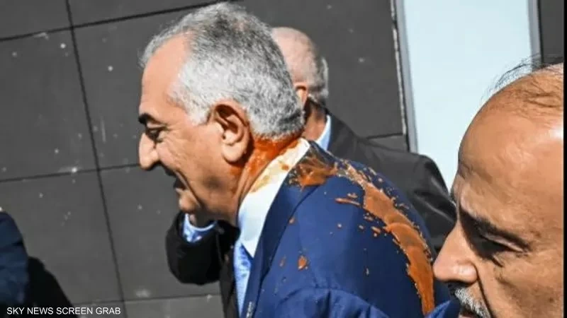 هجوم بـ«سائل أحمر» على رضا بهلوي في برلين