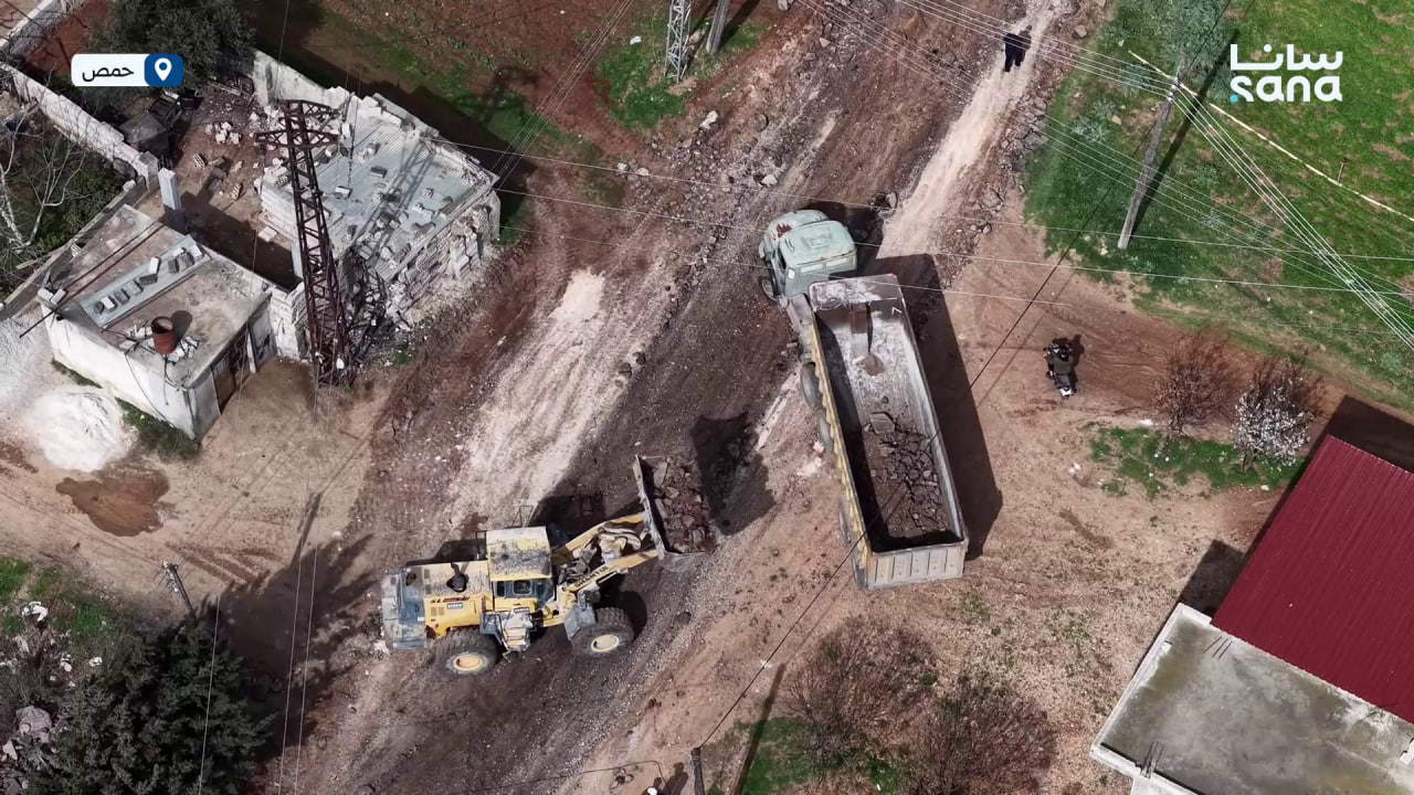 استمرار أعمال تأهيل طريق قطينة –البويضة الشرقية في ريف حمص