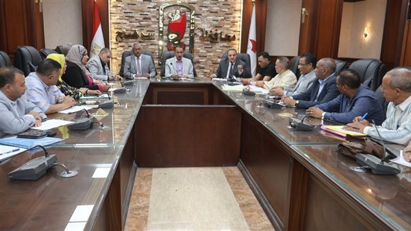 محافظ سوهاج يستعرض موقف تقنين أراضي الدولة ويوجه بحصر الأصول رقميًا