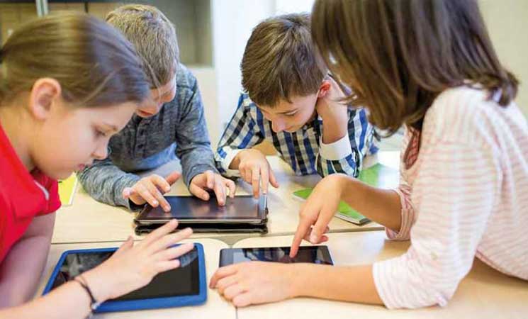 بريطانيا تعتزم فرض قيود على استخدام وسائل التواصل لمن هم دون 16 عاما
