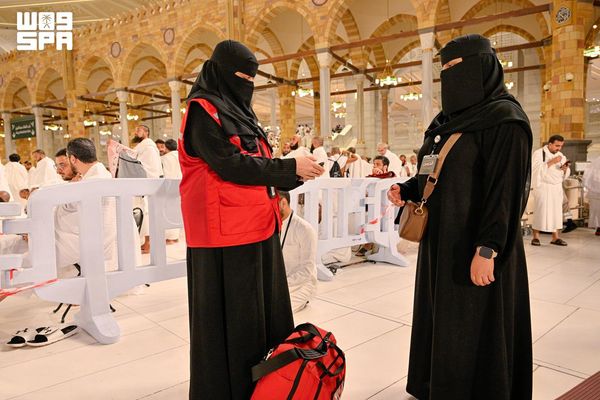 المرأة السعودية تقدم دورها الريادي في خدمة ضيوف الرحمن داخل المسجد الحرام