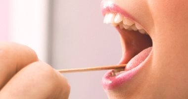 علامة خفية على اللسان قد تكون إشارة لسرطان الفم