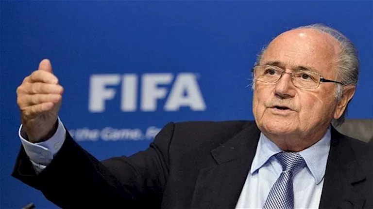 بلاتر يهاجم إنفانتينو بسبب أزمة الحكم الصومالي