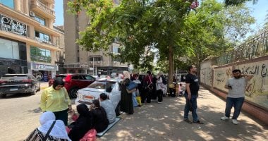 ترقّب وقلق أمام اللجان.. الأهالي ينتظرون لحظة خروج طلاب الثانوية العامة