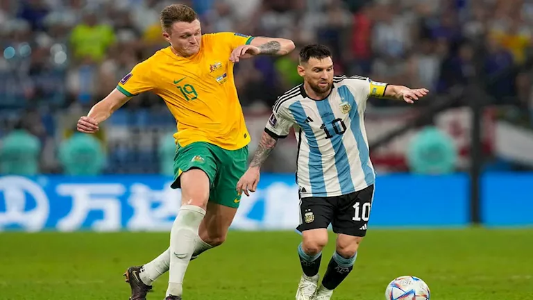 مأساة غيرت حياته وشقيق يلعب لمنتخب آخر.. قصة مدافع أستراليا العملاق