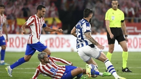 ريال سوسيداد يتفوق على أتلتيكو مدريد في شوط أول مثير بنهائي كأس ملك إسبانيا