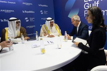 ممثل سمو أمير البلاد يلتقي رئيس الوزراء البريطاني الأسبق توني بلير