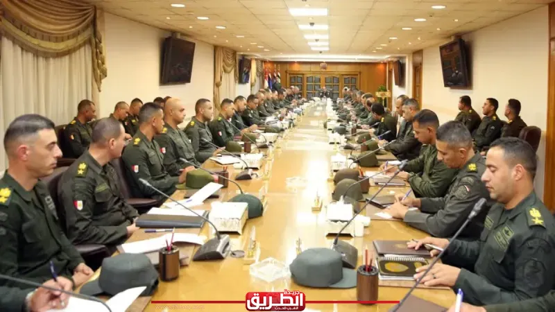 وزير الدفاع والإنتاج الحربي يلتقي بقادة الوحدات بالجيشين الثاني والثالث الميدانيين