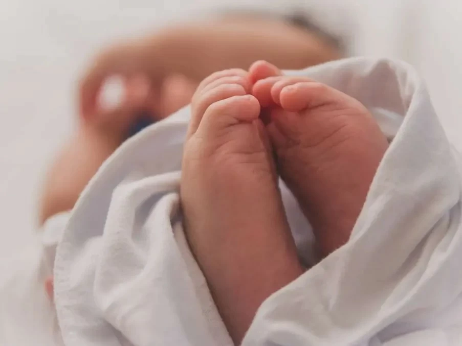 على غرار “حكاية نرجس”.. ممرضة تخطف رضيعًا بعد ساعات من ولادته