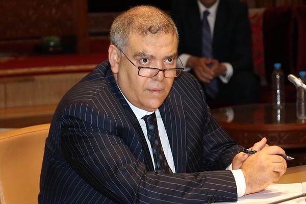 وزير الداخلية يعقد اجتماعا مع قادة ومسؤولي الأحزاب غير الممثلة في البرلمان