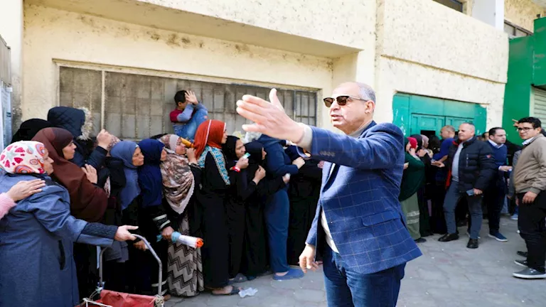 محافظ المنيا يتابع صرف المنحة التموينية ويتدخل ميدانيًا
