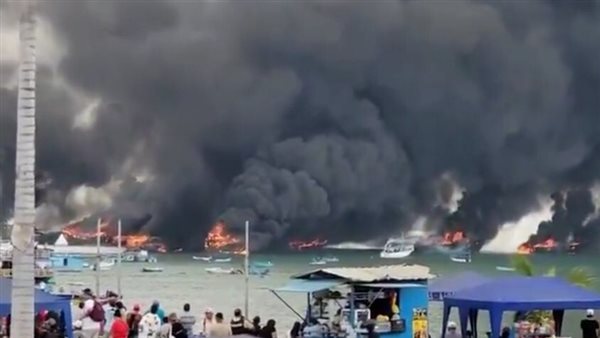 حريق هائل في ميناء مانتا الإكوادوري يدمر 35 قارب صيد ويخلف إصابات (فيديو)