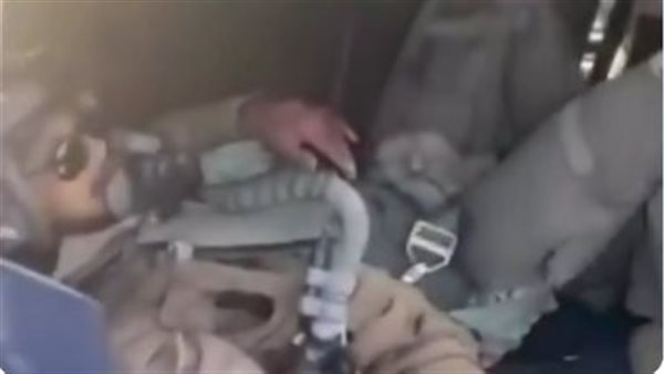 ضابط كويتي يشهر سلاحه في وجه طيار أمريكي ويضعه في حقيبة سيارة بعد إسقاط مقاتلته (فيديو)