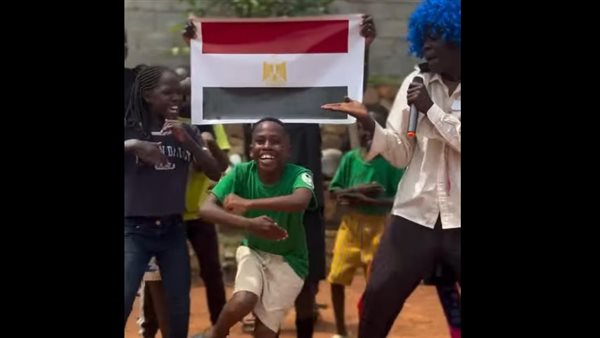 أطفال أوغندا يشعلون المونديال بأسماء لاعبي منتخب الفراعنة، والنشطاء يطالبون باستضافتهم بمصر (فيديو)