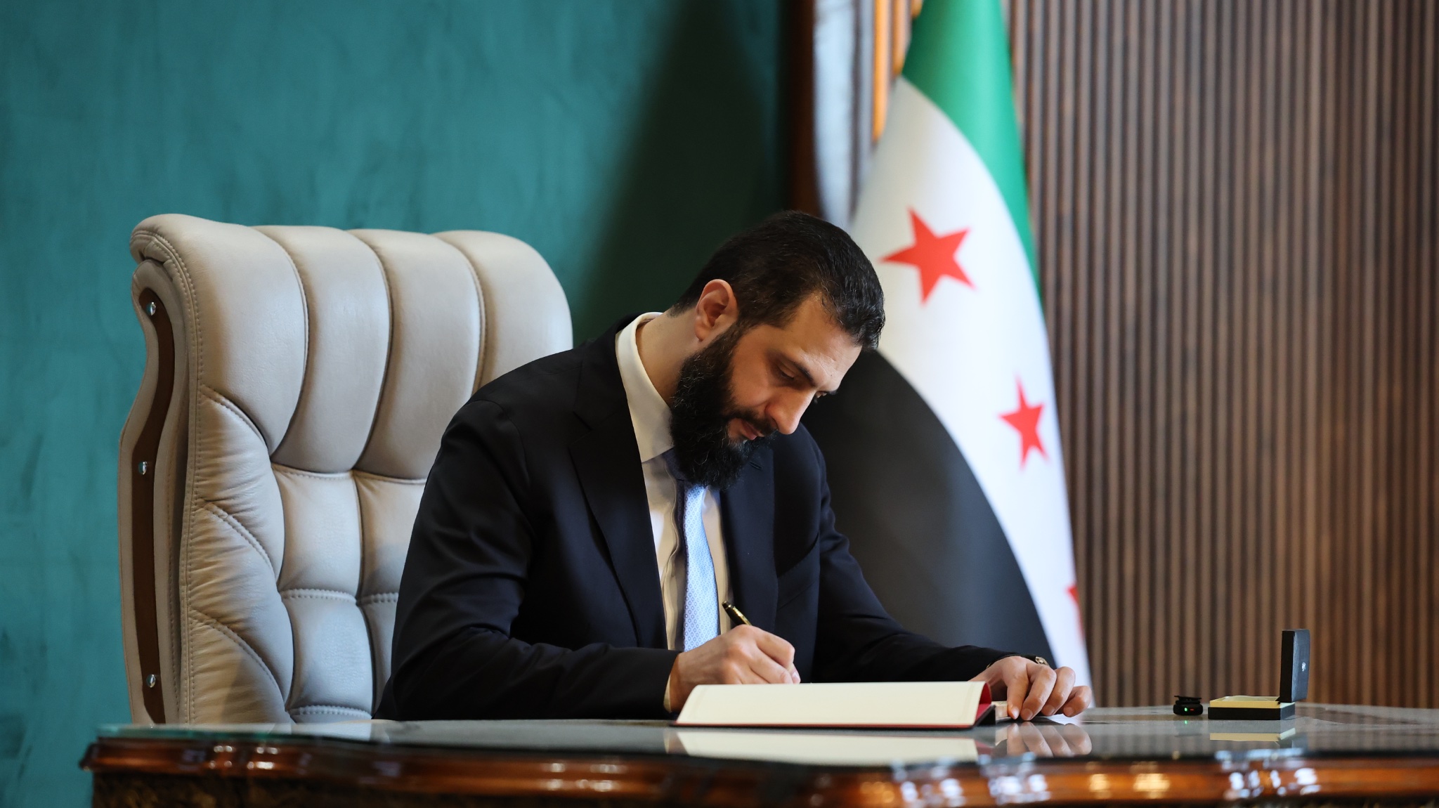 الرئيس الشرع يدوّن رسالة تذكارية لحلب وأهلها
