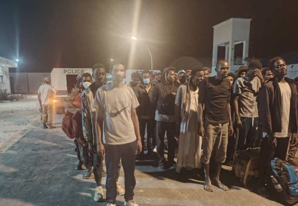 نقل 70 مهاجرًا تشاديًا إلى مركز إيواء الكفرة تمهيداً لترحيلهم