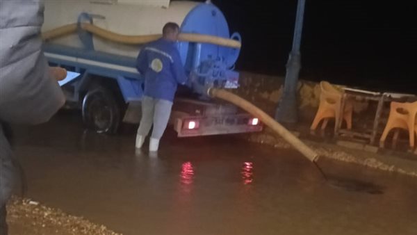 بسبب الرياح، الأمواج المرتفعة تغرق قرية بالفيوم في مياه بحيرة قارون