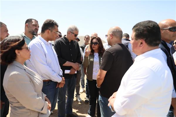 «التنمية المحلية» توجه بفسخ التعاقد مع شركة النظافة في رأس غارب وسفاجا