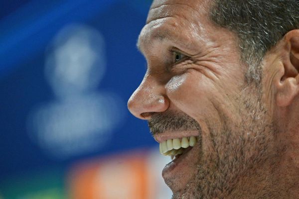 سيميوني يعلق ساخرا على أسباب تغيير فندق أتلتيكو مدريد في لندن