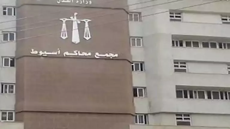 والد الفتاتين المتهمتين بتزوير مفردات راتبه