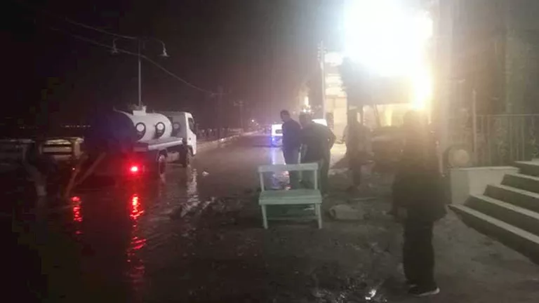 غرق أجزاء من طريق بحيرة قارون بسبب شدة الرياح في الفيوم (صور)