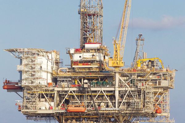 النفط يستقر فوق 100 دولار مع تصاعد التوترات الأميركية الإيرانية