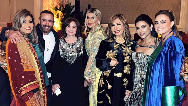 أبرز إطلالات نجمات الفن بعباءات أنيقة