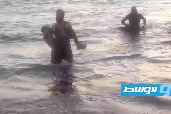 وفاة طفل غرقاً بشاطئ أجدابيا وتحذيرات من السباحة حتى السبت