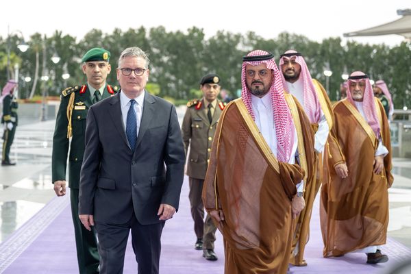رئيس وزراء بريطانيا يصل جدة