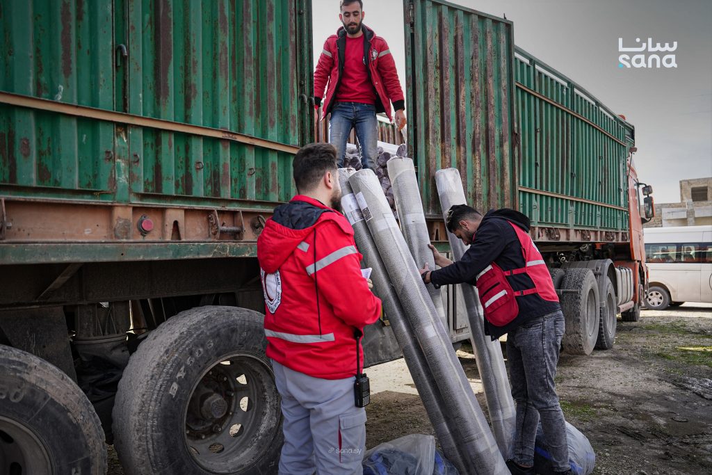 توزيع مساعدات إغاثية لـ 1500 أسرة متضررة من السيول في قلعة المضيق بريف حماة