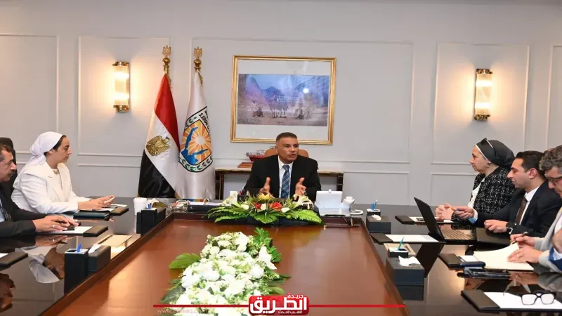 محافظ جنوب سيناء يناقش مع شركة إي نوفيت تطوير قطاع النقل وتحويل شرم الشيخ لمدينة خضراء