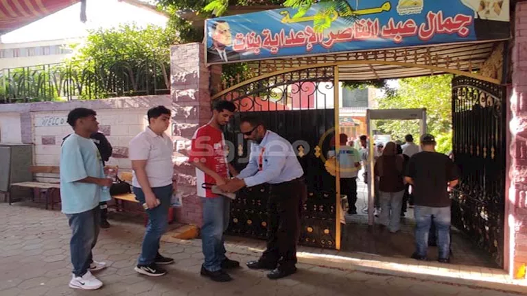 إجراءات مشددة لتفتيش طلاب الثانوية العامة قبل دخول لجان الفيزياء والتا