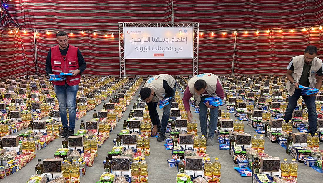 ‫ الهلال الأحمر القطري يوزع أكثر من 59 ألف طرد غذائي على النازحين في غزة
