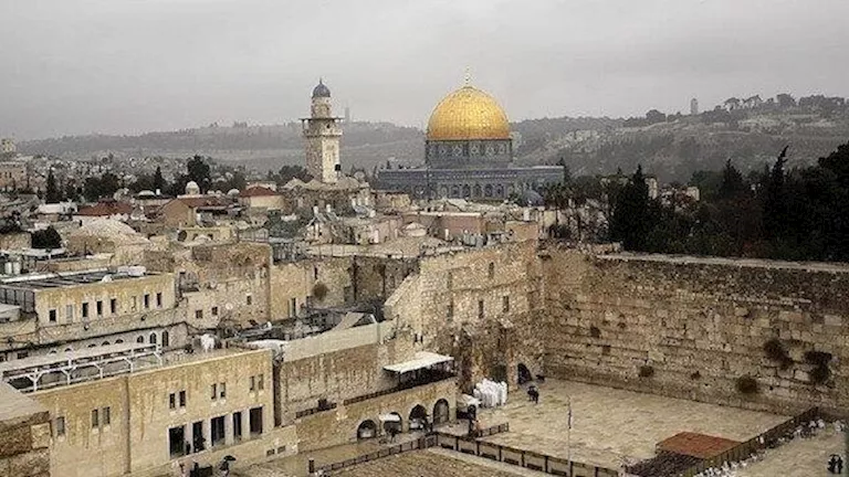 محافظة القدس: إقرار قانون المؤذن اعتداء على حرية العبادة