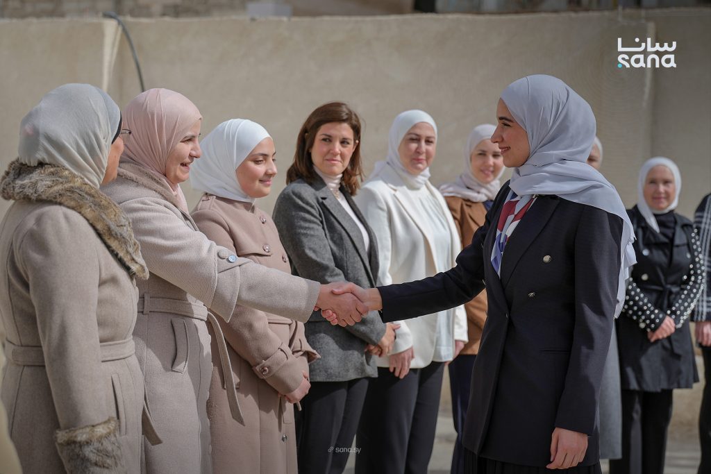 السيدة لطيفة الدروبي تزور مدرسة “الإبداع” في داريا وتطّلع على واقع العملية التعليمية