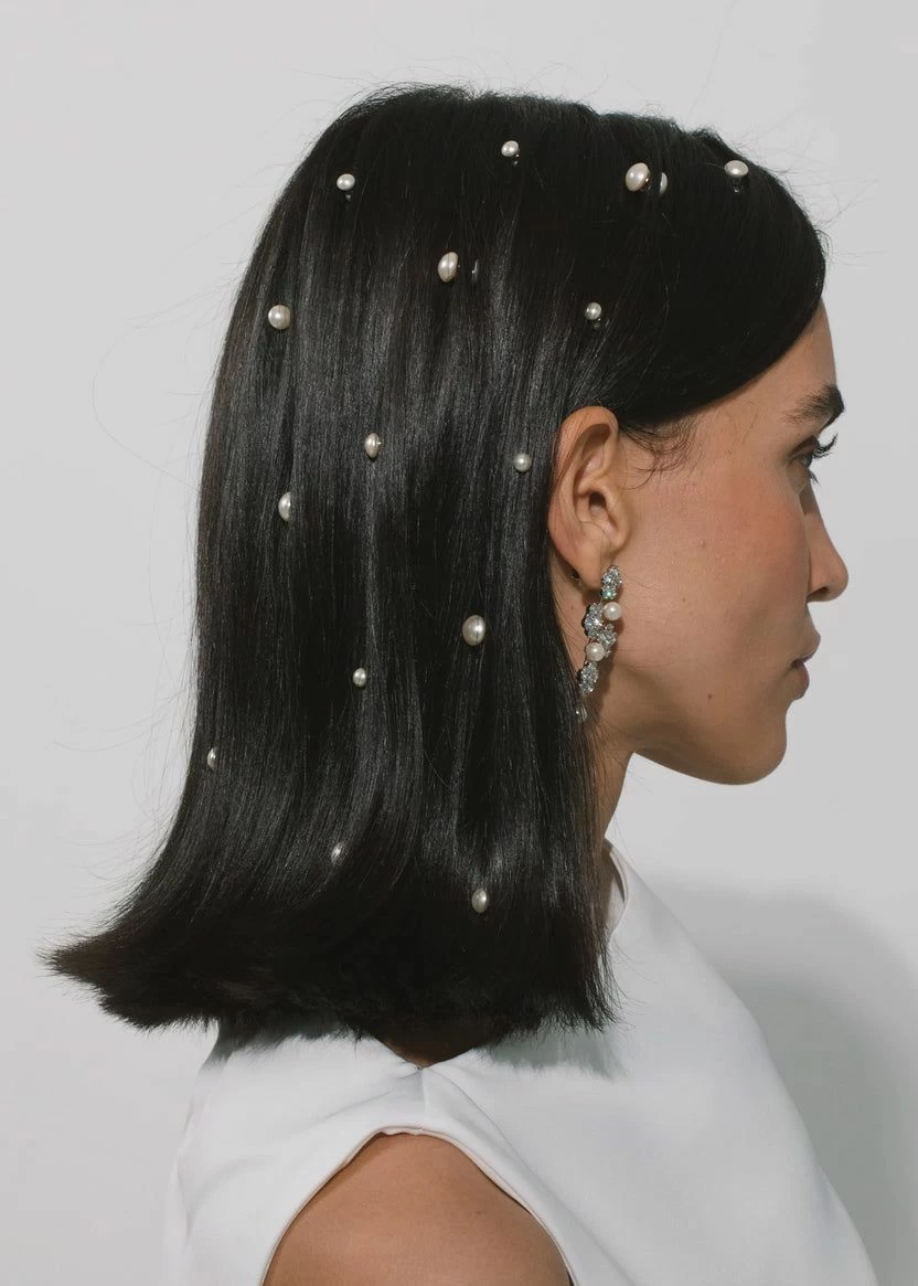 من الإكسسوار إلى المجوهرات.. تزيين الشعر بأسلوب فاخر