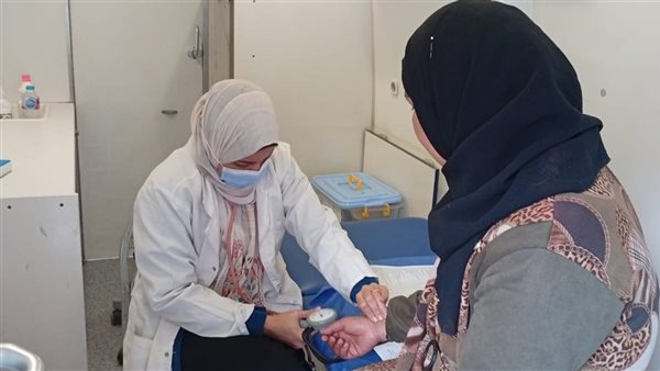 قافلة صحة قنا تفحص 792 مواطنًا بقرية الرئيسية في نجع حمادي