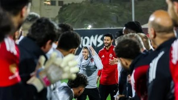 لاعبو الأهلي يحتفلون بعيد ميلاد إمام عاشور، شاهد ماذا فعلوا