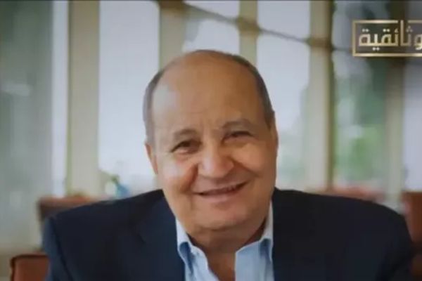 من هدوء القرية إلى صخب القاهرة: رحلة وحيد حامد في عالم الإبداع