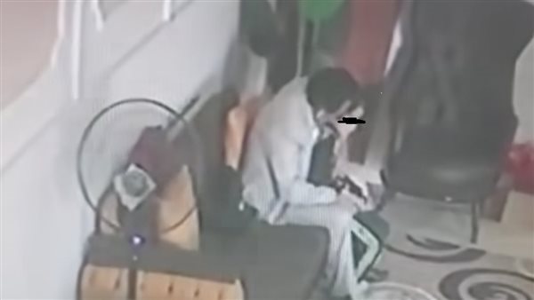 فضيحة مدرسة هابي لاند للغات في بشتيل.. فيديو تحرش مدير المدرسة بطفلة 6 سنوات