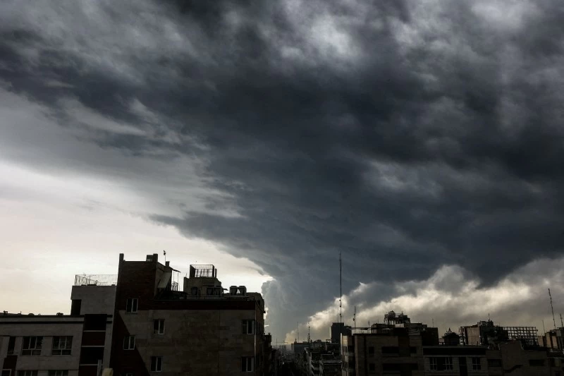 استهداف مستودعات النفط يغرق طهران في الحرائق والدخان