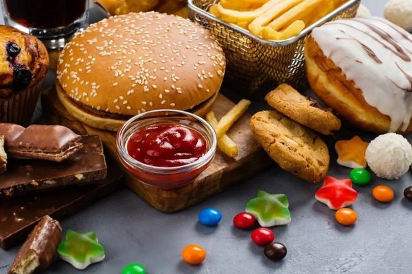 الأطعمة فائقة المعالجة ترفع خطر الجلطات