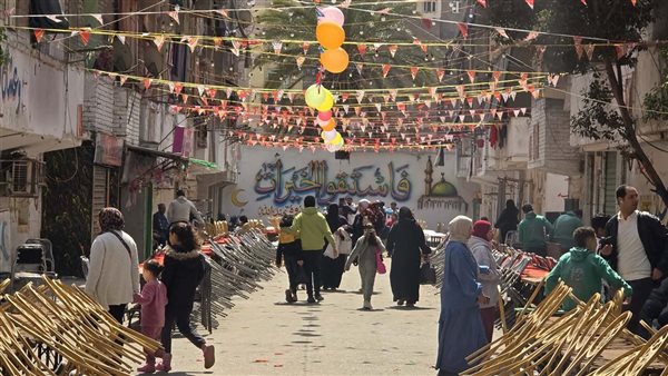 إفطار المطرية، أهالي الحي يضعون اللمسات الأخيرة على أضخم مائدة رمضانية (فيديو وصور)