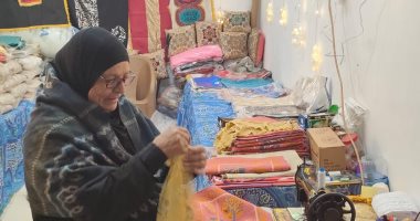 حكاية الحاجة حسنة أشهر مصنعي الخيامية في الغربية.. تعشق الهاند ميد منذ 40 سنة.. كانت تعمل مع زوجها في النقش على أواني الفضة وبيعها بالمحافظات.. عملت علي صناعة فوانيس وأقمشة الخيامية واشتهرت بين التجار