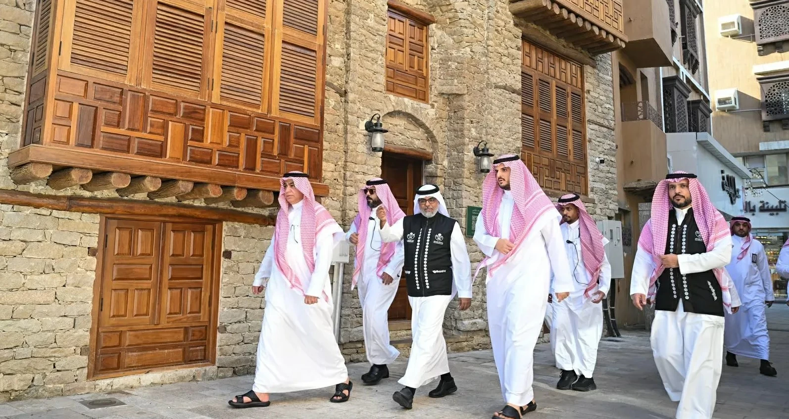 محافظ الطائف يقف على المنطقة التاريخية