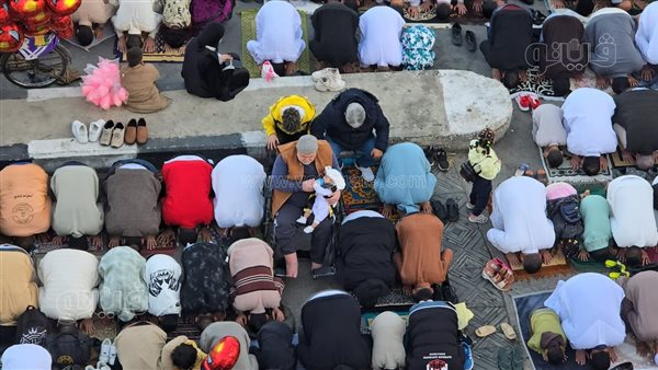 قلوب رحيمة وسط الزحام، مسن يرضع طفلا أثناء صلاة العيد بمصر الجديدة (فيديو وصور)